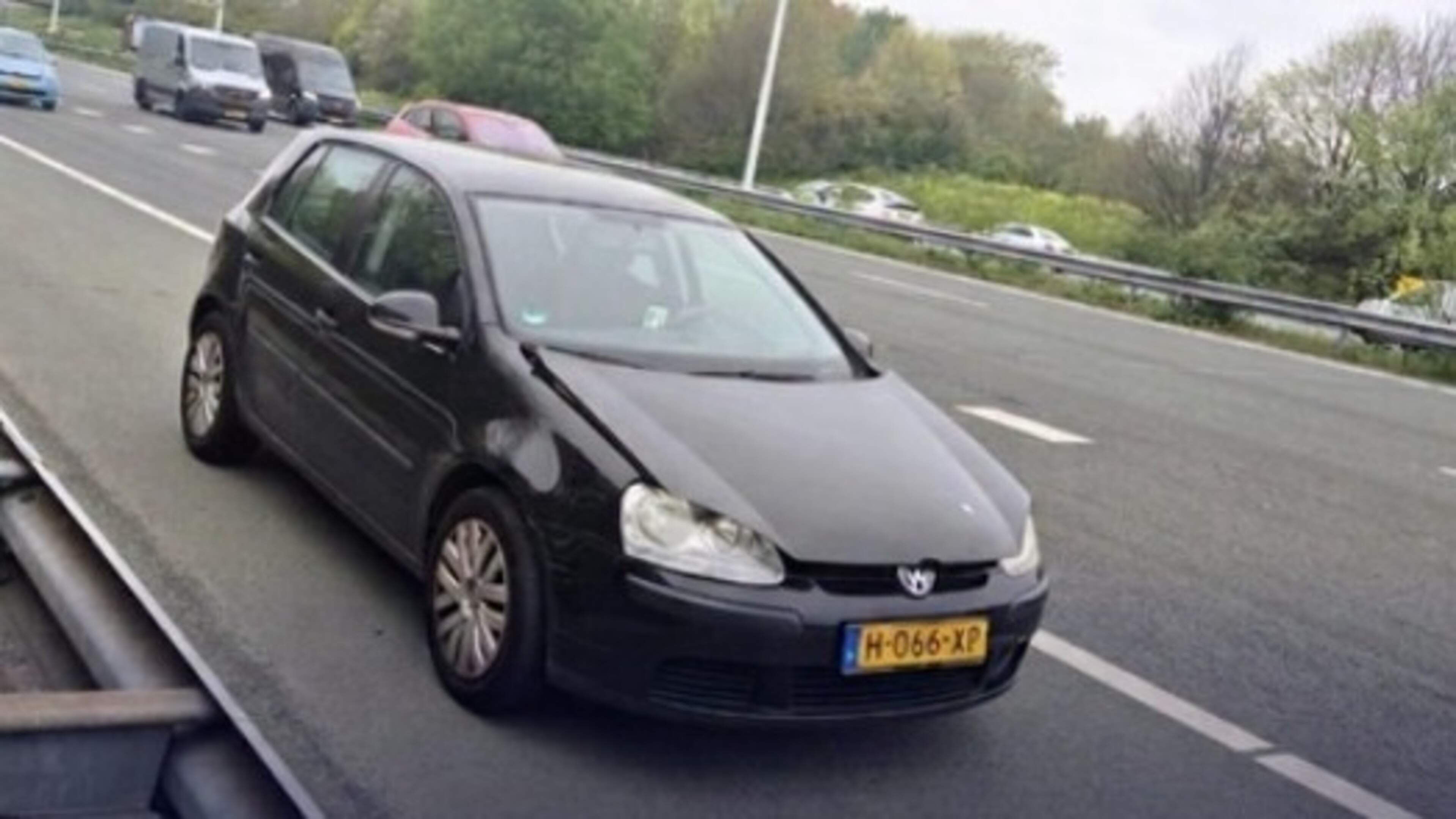 Bizarre snelwegrit met open motorkap: bestuurder blijkt illegaal in Nederland en riskeert uitzetting